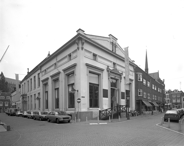60052 Gezicht op de voor- en zijgevel van het Café-restaurant Polman's Huis (Keistraat 2) te Utrecht, uit het ...